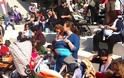 Θήλασαν τα μωρά τους δημόσια στο δημαρχείο της Θεσσαλονίκης