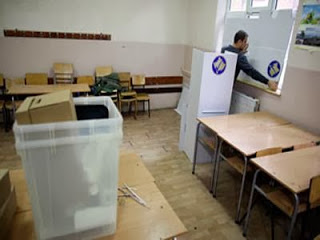 Κόσοβο: Εισέβαλαν σε εκλογικό κέντρο και έσπασαν κάλπες - Φωτογραφία 1