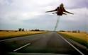 Μαχητικό αεροσκάφος στη Ρωσία περνά «ξυστά» πάνω από αυτοκίνητα [Video]