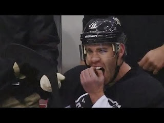 Παίκτης χόκεϊ βγάζει μόνος τα δόντια του μετά από χτύπημα αντιπάλου του [video] - Φωτογραφία 1