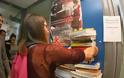 Φοιτητές «έχτισαν» με βιβλία το γραφείο του Αρβανιτόπουλου