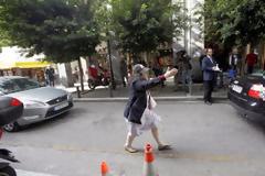 “Επίθεση” στην τρόικα από Ελένη Λουκά, πολίτη με κέρματα (βίντεο & εικόνες)