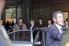 Έφυγαν από την πίσω πόρτα! Αποδοκίμασαν την τρόικα συγκεντρωμένοι στο υπουργείο Οικονομικών