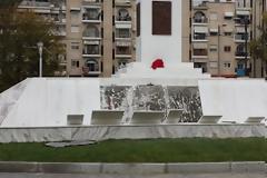 Ολημερίς το χτίζανε, το βράδυ γκρεμιζόταν...