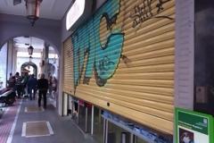 Πάτρα: Με κατεβασμένα ρολά και χαμηλωμένα φώτα τα καταστήματα στη διάρκεια των πορειών