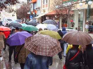 Έσκασαν μύτη οι ομπρέλες στην απεργία της Ξάνθης – Ισχνή η συμμετοχή [video] - Φωτογραφία 2