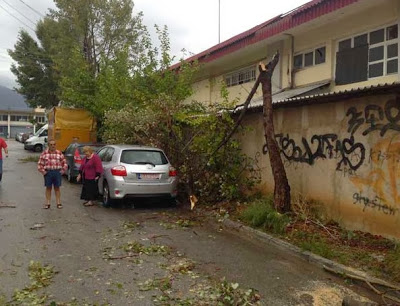 Σοβαρές ζημιές στο 11ο γυμνάσιο Αχαρνών από ανεμοστρόβιλο - Φωτογραφία 3