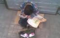 Σοκ: Παιδάκι πουλάει χαρντομάντιλα ενώ διαβάζει τα μαθήματά του