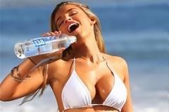 Η «κaυτή» Keyara ξαναχτυπά με άσπρο μαγιό!