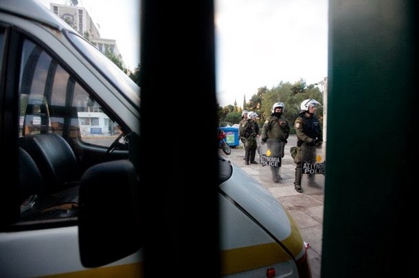 Σήμερα τα ξημερώματα παρουσία εισαγγελέα έγινε είσοδος των ΜΑΤ στη ΕΡΤ - Δείτε καρέ καρέ - Φωτογραφία 2