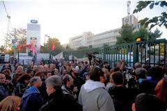 Σήμερα τα ξημερώματα παρουσία εισαγγελέα έγινε είσοδος των ΜΑΤ στη ΕΡΤ - Δείτε καρέ καρέ