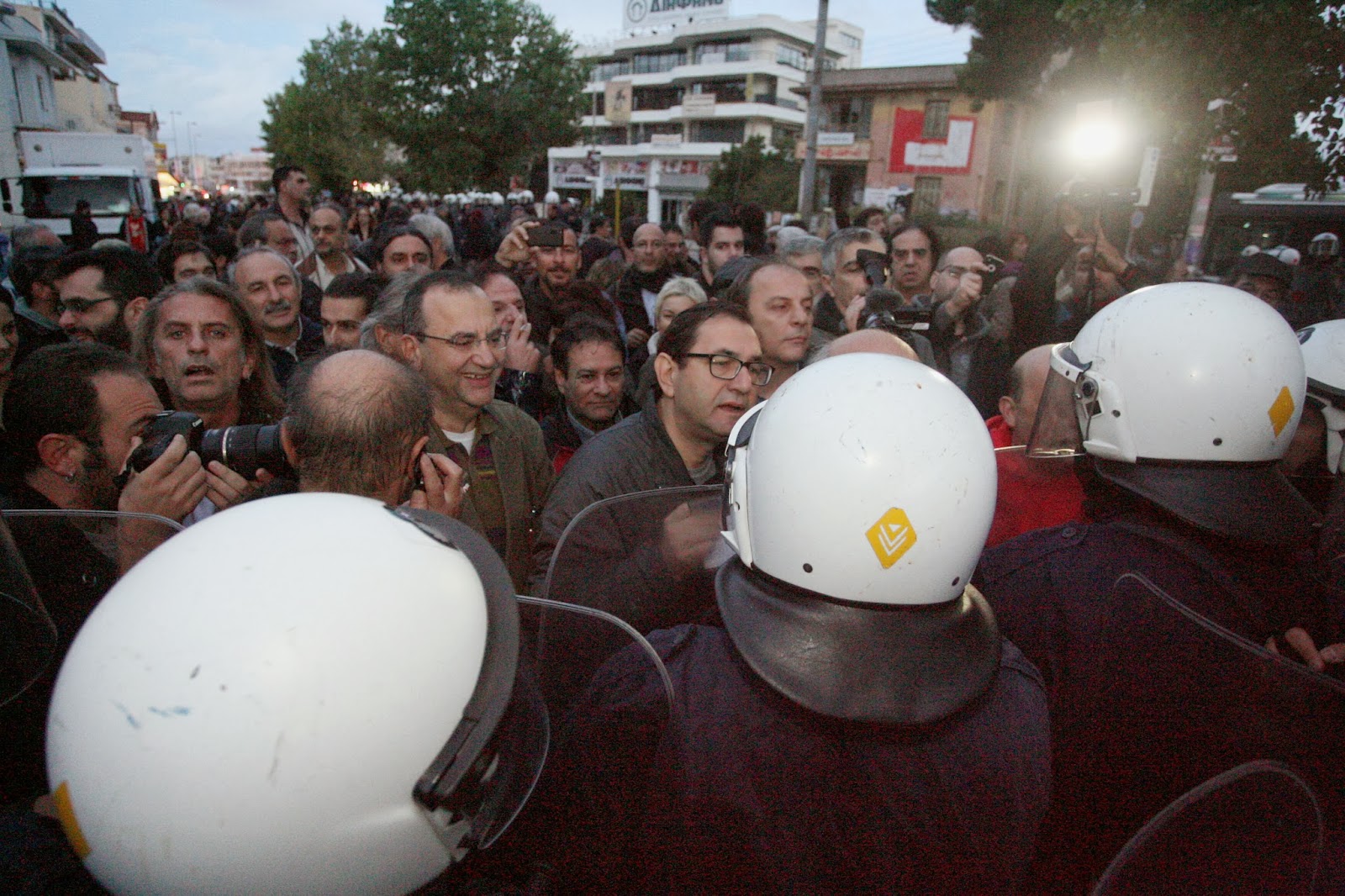 Όλες οι εικόνες από την επέμβαση των ΜΑΤ στην ΕΡΤ - Φωτογραφία 3