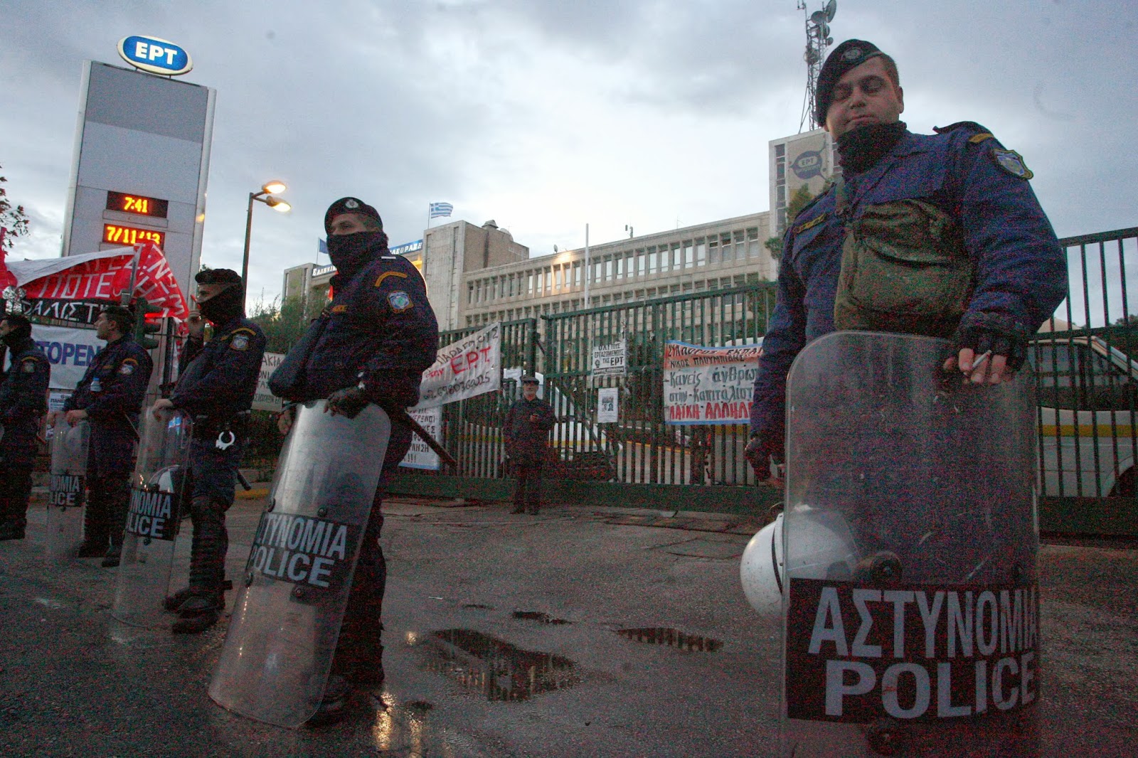 Όλες οι εικόνες από την επέμβαση των ΜΑΤ στην ΕΡΤ - Φωτογραφία 4