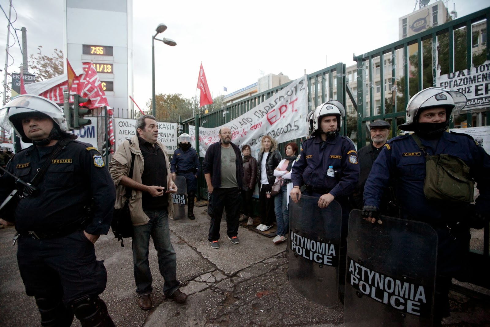 Όλες οι εικόνες από την επέμβαση των ΜΑΤ στην ΕΡΤ - Φωτογραφία 9