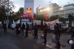 Όλες οι εικόνες από την επέμβαση των ΜΑΤ στην ΕΡΤ