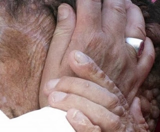 Το φιλί του Πάπα που συγκλόνισε τον κόσμο (ΦΩΤΟ) - Φωτογραφία 1