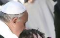 Το φιλί του Πάπα που συγκλόνισε τον κόσμο (ΦΩΤΟ) - Φωτογραφία 5