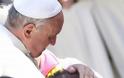 Το φιλί του πάπα που συγκλόνισε