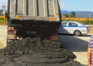 ΡΕΝΤΙΝΑ: Επικίνδυνο το υλικό που χύθηκε από φορτηγό το οποίο μετέφερε απόβλητα της εταιρείας “Ελληνικός Χρυσός” - Φωτογραφία 1