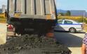 ΡΕΝΤΙΝΑ: Επικίνδυνο το υλικό που χύθηκε από φορτηγό το οποίο μετέφερε απόβλητα της εταιρείας “Ελληνικός Χρυσός”