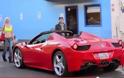 Οι γυναίκες κάνουν τα πάντα για έναν άντρα με Ferrari 458 Italia [Video]