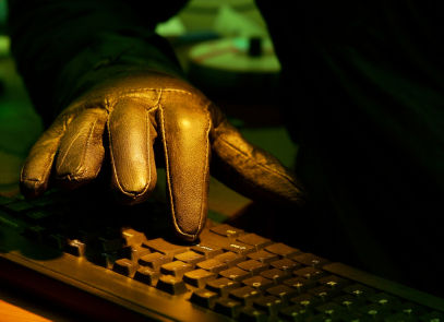 Χειροπέδες σε «χάκερ» ετών... 71 που είχε ιστοσελίδα με αμέτρητα κλεμμένα mail - Φωτογραφία 1