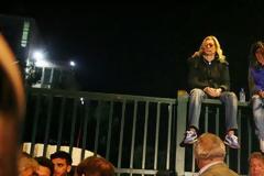 Αυτή είναι η φωτογραφία της Ραχήλ Μακρή στα κάγκελα της ΕΡΤ που άναψε φωτιές στη Βουλή