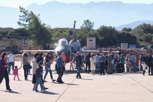 Ζήλεψε μέχρι και ο Ψηλορείτης ...Χόρεψε Πεντοζάλη στη Σούδα το ''ΖΕΥΣ'' (video) - Φωτογραφία 4