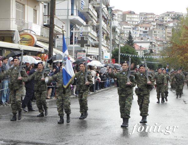 Η παρέλαση του στρατού στην Καστοριά για την απελευθέρωση της πόλης (φωτογραφίες – βίντεο) - Φωτογραφία 3