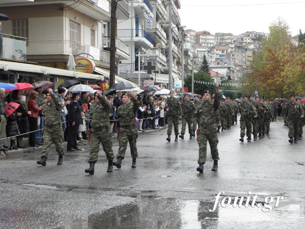 Η παρέλαση του στρατού στην Καστοριά για την απελευθέρωση της πόλης (φωτογραφίες – βίντεο) - Φωτογραφία 4