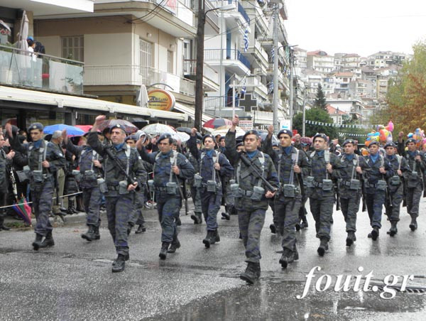 Η παρέλαση του στρατού στην Καστοριά για την απελευθέρωση της πόλης (φωτογραφίες – βίντεο) - Φωτογραφία 7