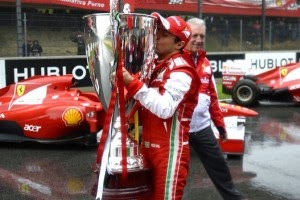 H Ferrari τίμησε τον Μάσα με τρόπαιο 1,2 μέτρων - Φωτογραφία 1