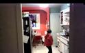 Αυτό το αγοράκι χαίρεται πολύ που καθαρίζει τα πιάτα [video]