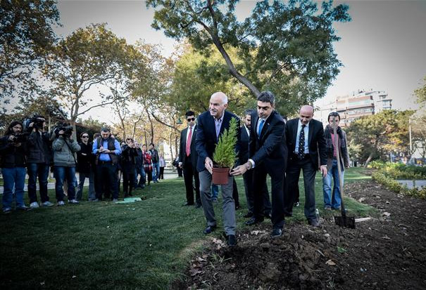 Δείτε το βίντεο: Κι όμως ο Παπανδρέου φύτεψε το δέντρο μαζί με τη γλάστρα - Φωτογραφία 8