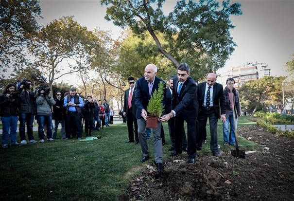 Όταν ο Γιώργος Παπανδρέου φύτεψε το δέντρο μαζί με τη γλάστρα... - Φωτογραφία 2