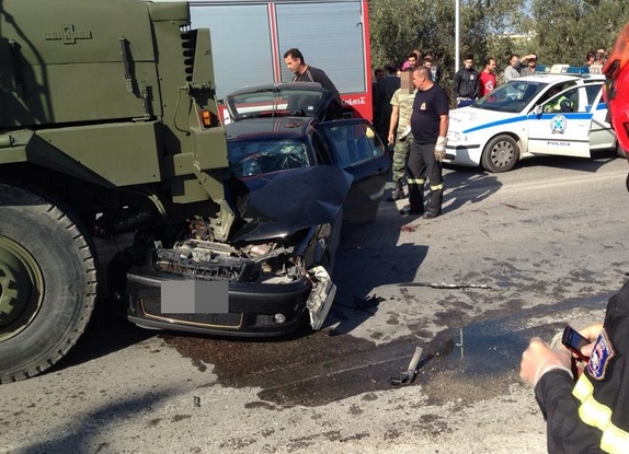 Σύγκρουση στρατιωτικού οχήματος με ΙΧ στη Ρόδο με έναν νεκρό - Φωτογραφία 2