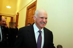 ΓΑΠ: Φύτεψε δέντρο μαζί με τη... γλάστρα!