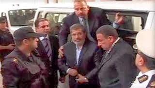Αίγυπτος: Στη δικαιοσύνη προσφεύγει ο πρώην πρόεδρος Μόρσι - Φωτογραφία 1