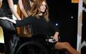 Με αναπηρικό καροτσάκι η Τζούλια Ρόμπερτς, γιατί… τη χτύπησαν οι γόβες της!