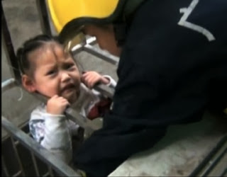 ΣΟΚ: Τρίχρονο κοριτσάκι κρεμασμένο από τον τέταρτο όροφο (Βίντεο και φωτό) - Φωτογραφία 1