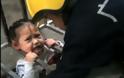 ΣΟΚ: Τρίχρονο κοριτσάκι κρεμασμένο από τον τέταρτο όροφο (Βίντεο και φωτό)