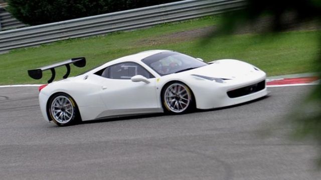 Η νέα Ferrari 458 Challenge Evoluzione άρχισε να «σπινιάρει» - Φωτογραφία 3