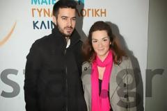 Λασκαράκη - Τσιμιτσέλης κατά την έξοδό τους από το μαιευτήριο