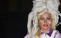 Η Lady Gaga φόρεσε μία σφουγγαρίστρα στο κεφάλι και βγήκε- Ακόμη γελάει ο κόσμος [εικόνες]