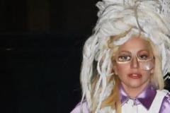 Η Lady Gaga φόρεσε μία σφουγγαρίστρα στο κεφάλι και βγήκε- Ακόμη γελάει ο κόσμος [εικόνες]