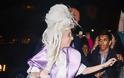 Η Lady Gaga φόρεσε μία σφουγγαρίστρα στο κεφάλι και βγήκε- Ακόμη γελάει ο κόσμος [εικόνες] - Φωτογραφία 4