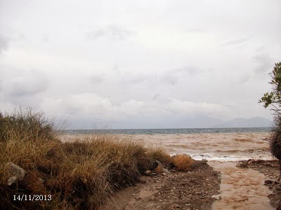 ΧΥΤΑ: Φωτογραφίες από τις πρόσφατες βροχοπτώσεις της 06/11 και 14/11/2013 στην παραλία Σέσι στο Γραμματικό - Φωτογραφία 2
