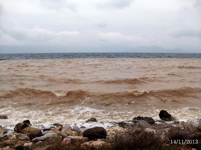 ΧΥΤΑ: Φωτογραφίες από τις πρόσφατες βροχοπτώσεις της 06/11 και 14/11/2013 στην παραλία Σέσι στο Γραμματικό - Φωτογραφία 3