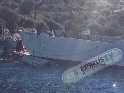Πάλαιρος Αιτωλοακαρνανίας: Ανέλκυση του βυθισμένου σκάφους - 27 μετανάστες επέβαιναν σε αυτό - Φωτογραφία 2