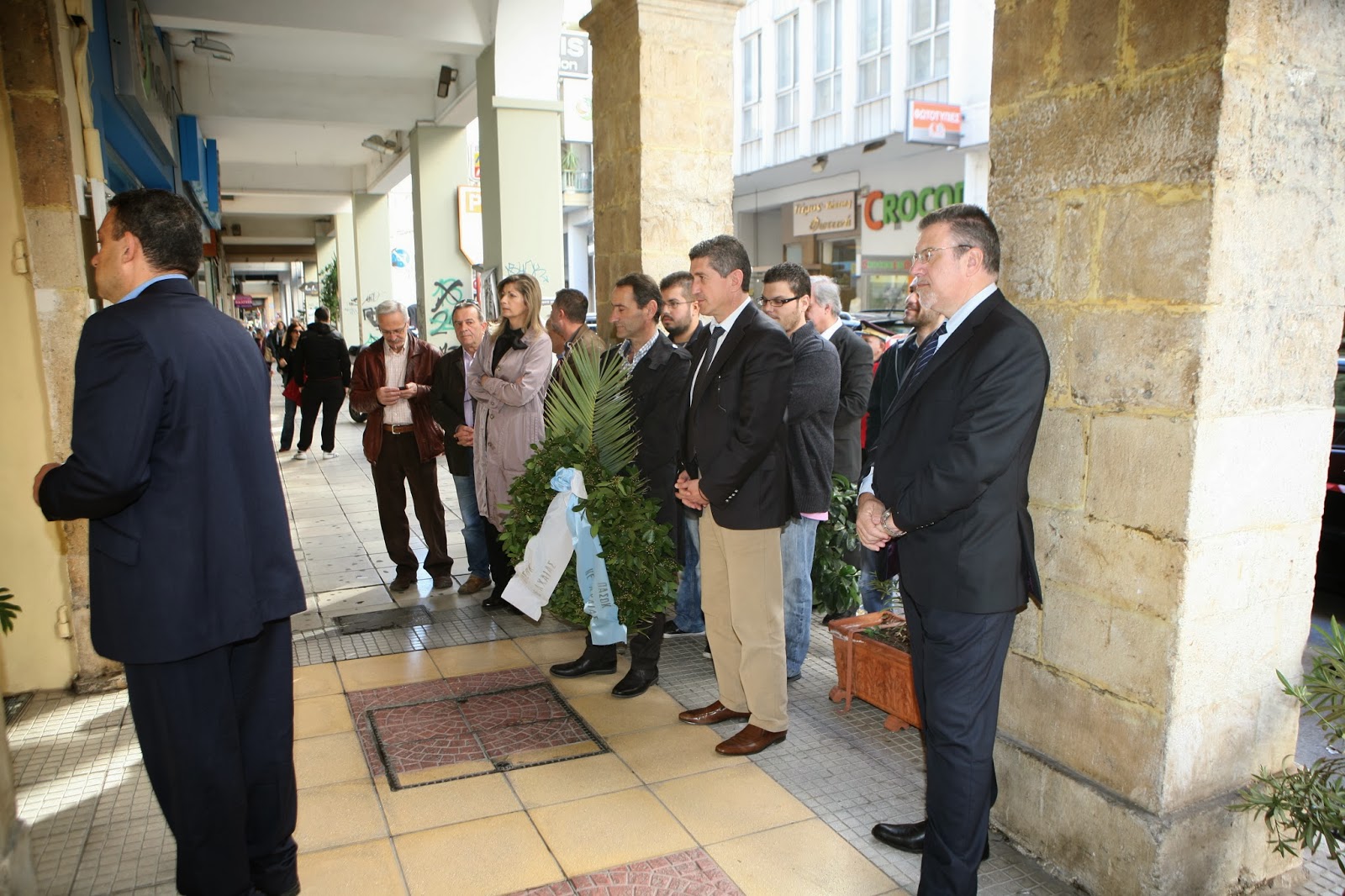 Πάτρα: Κατάθεση στεφάνων το πρωί για την Επέτειο του Πολυτεχνείου - Φωτογραφία 1